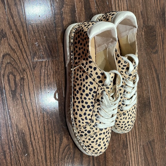 Womens size 9 leopard print casual walking shoe EUC - Picture 2 of 5